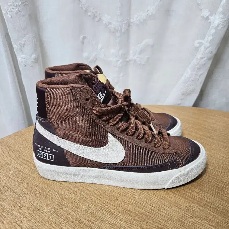 나이키 블레이저 미드77 235