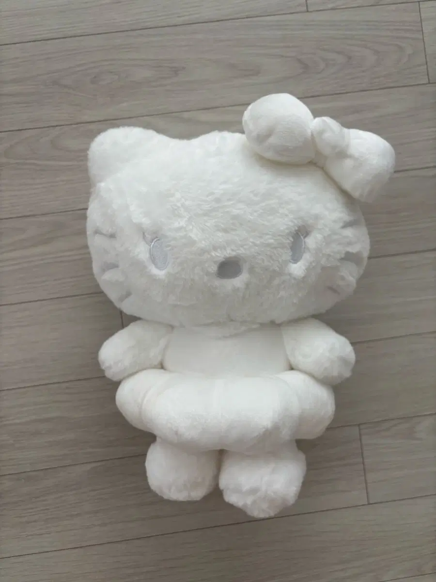 새상품 헬로키티 화이트 퍼 중대형 인형 38cm