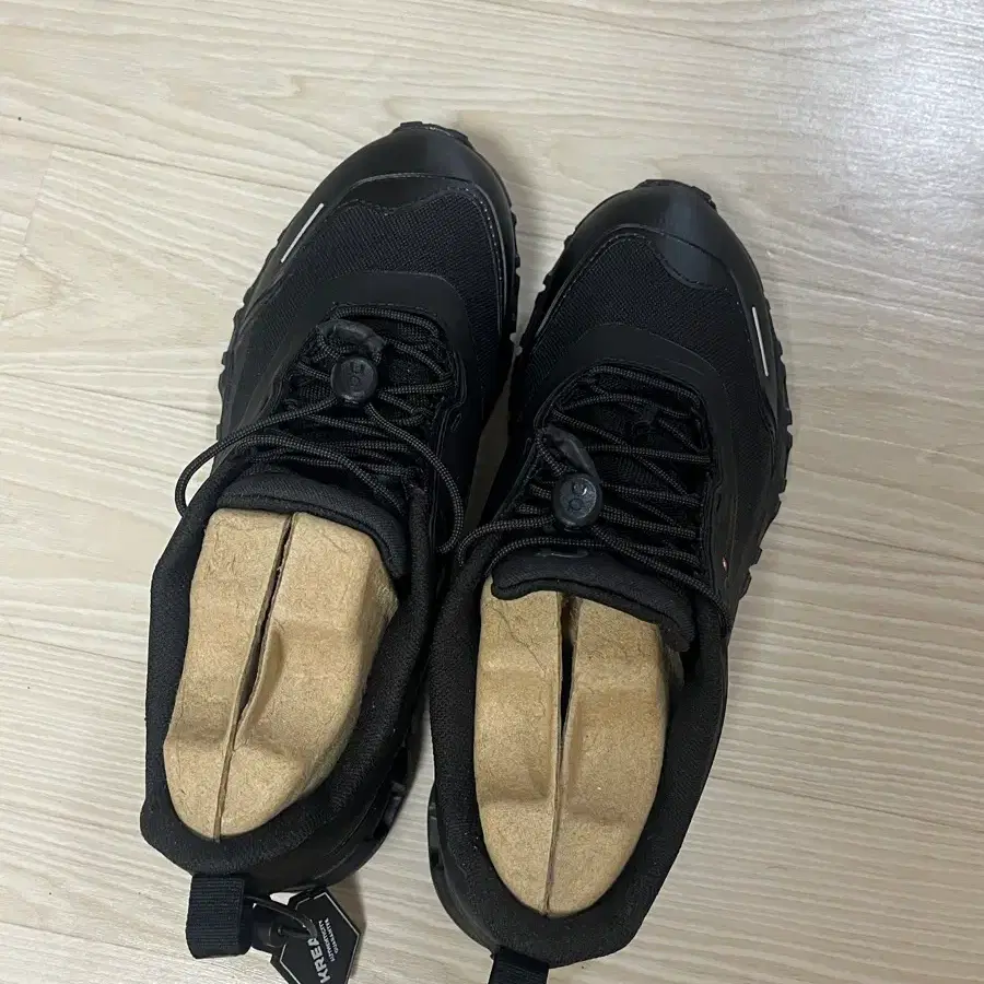 온러닝 클라우드6 지오 워터프루프 팝니다(새상품)