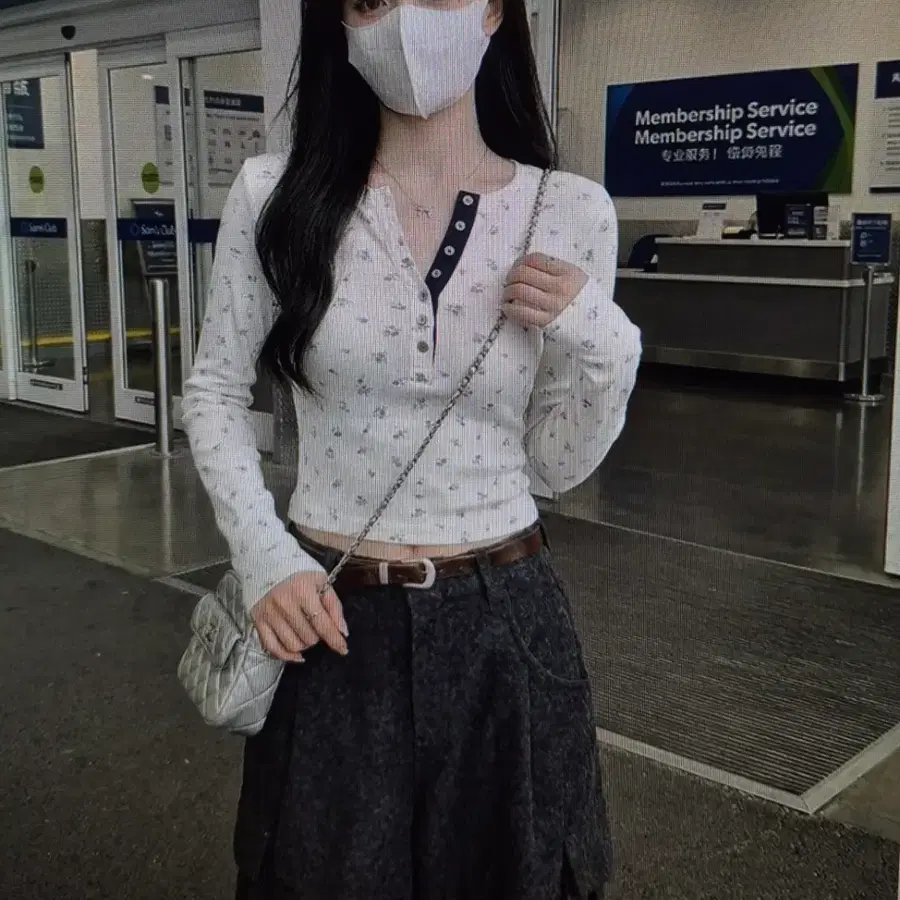 (해외배송)화이트 플라워 패턴 긴팔 크롭티