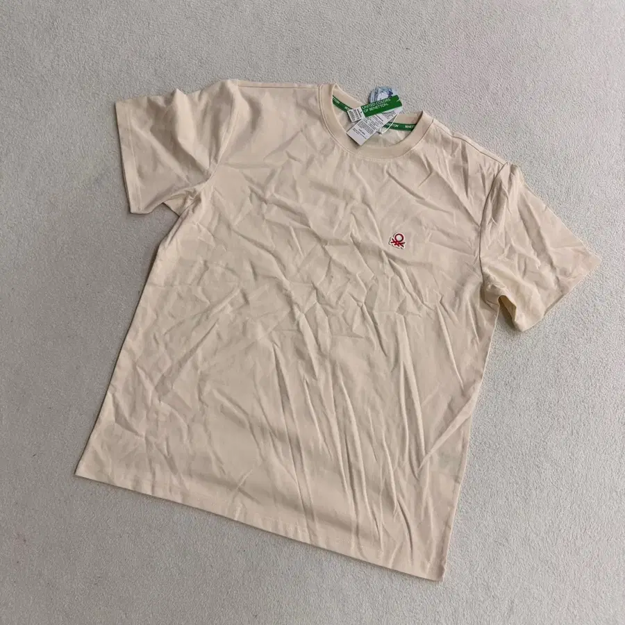 L 새상품 베네통 베이지 반팔 티 0818T2