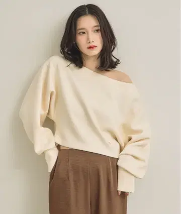 NEUNA 쇼트 원숄 컷 맨투맨