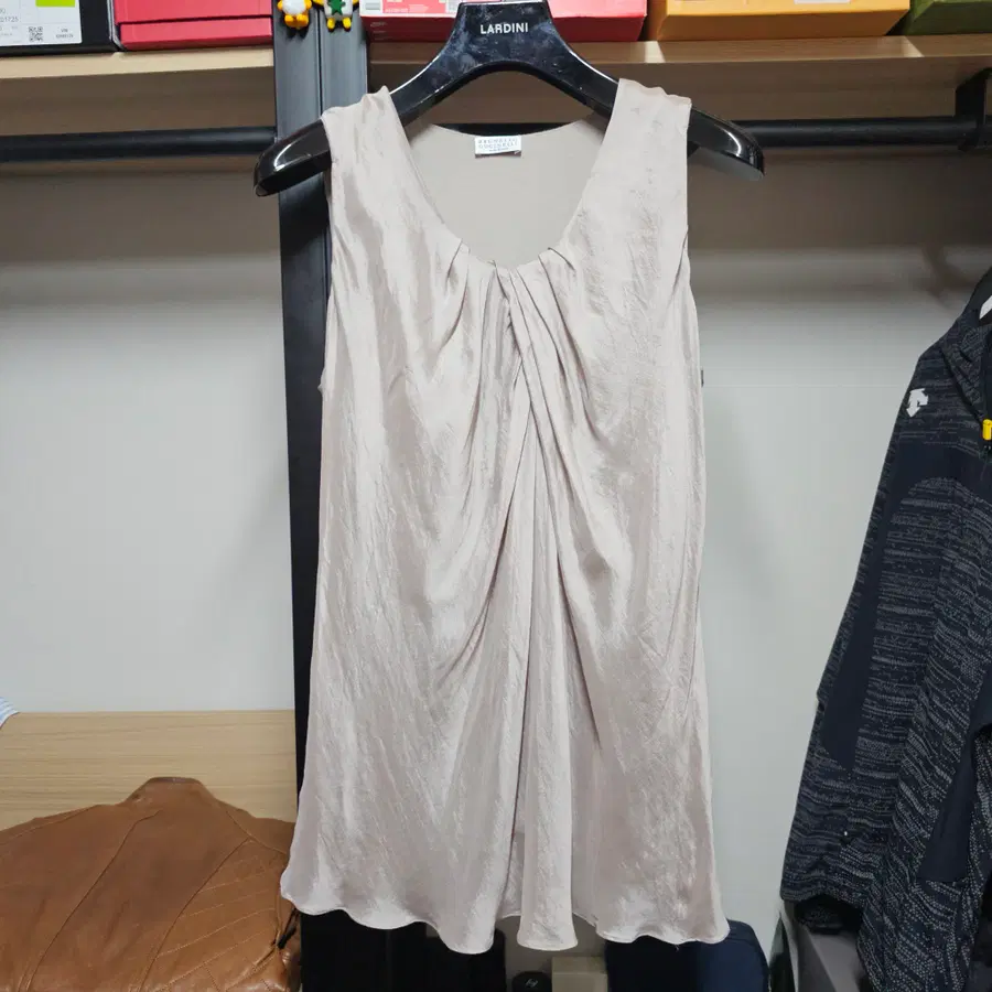 브루넬로 쿠치넬리 셔링디테일 민소매 여성 새틴 실크블라우스 M