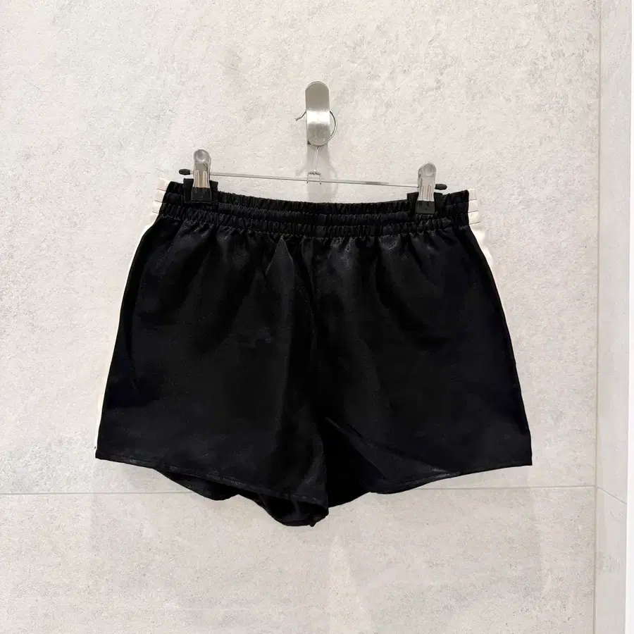 어반아웃피터스 Urban Outfitters BDG 블랙 새틴 쇼츠 반바지