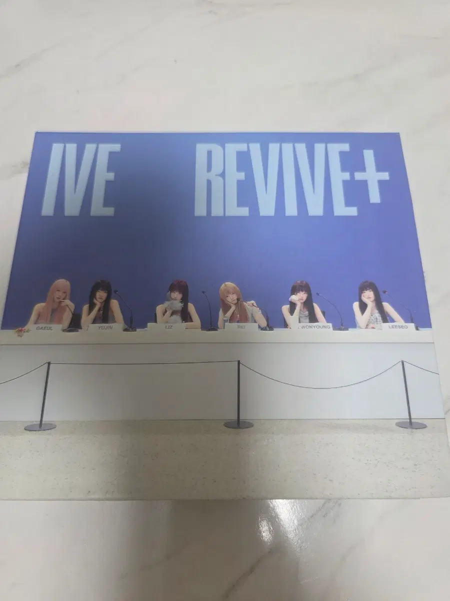 Ive Re-issue unsealed album for sale (random 1 from photos below as there are no pocas)