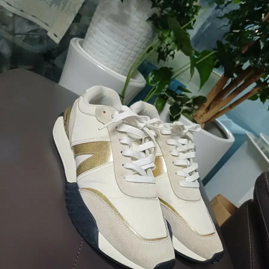 뉴발란스 운동화 골드 배색 흰색 스웨이드280