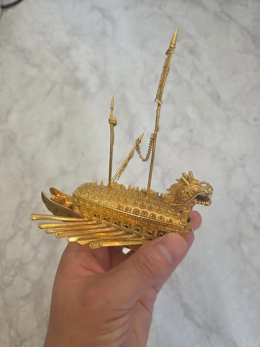 금색 쇠로된 거북선