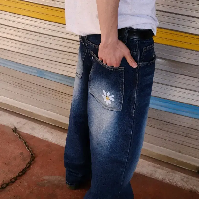 [LABROS] Smart Daisy Cat Brush Baggy Jeans (M)