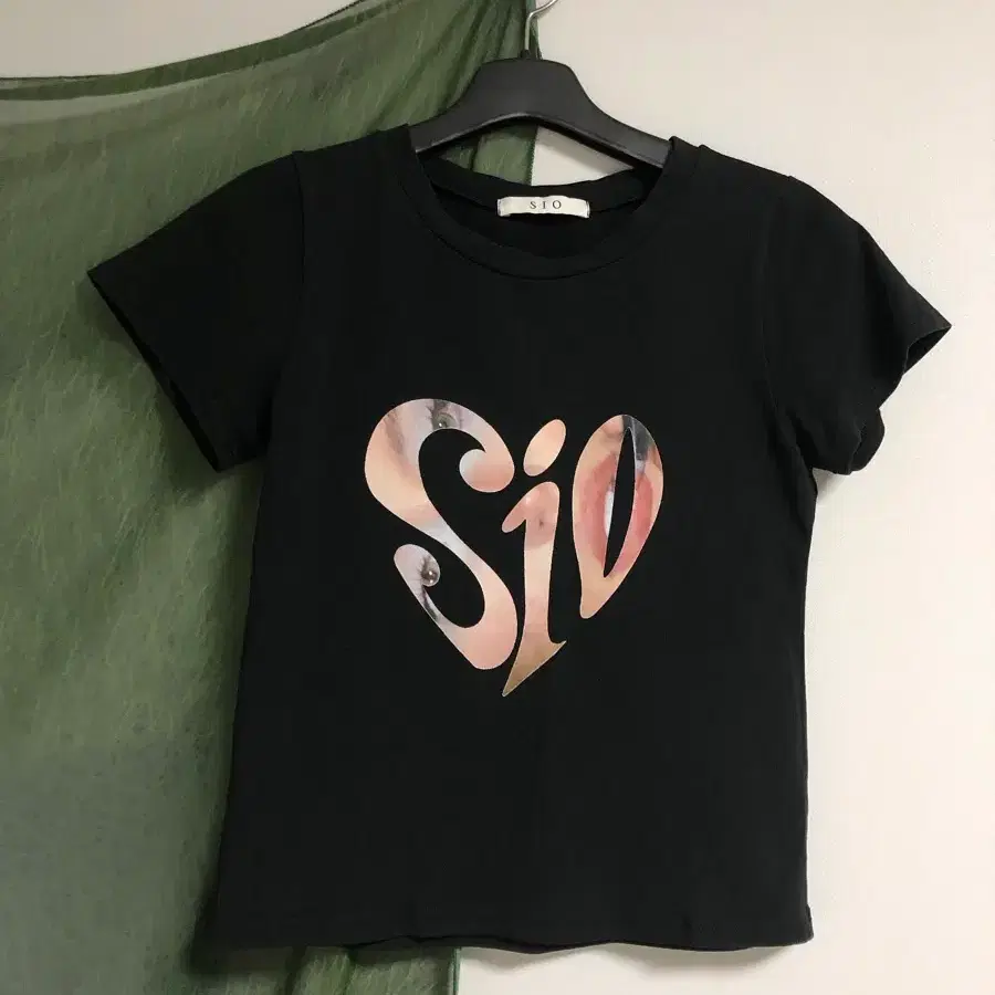 시오 SIO heart logo t-shirt (black)