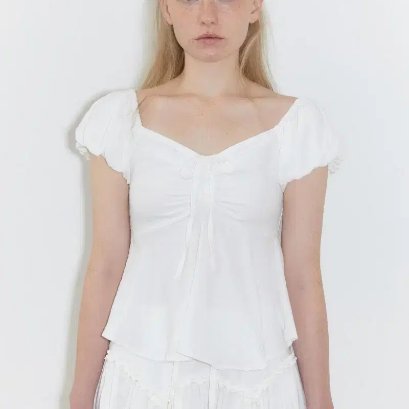 시눈 Puff Sleeve Shirring Blouse (White)