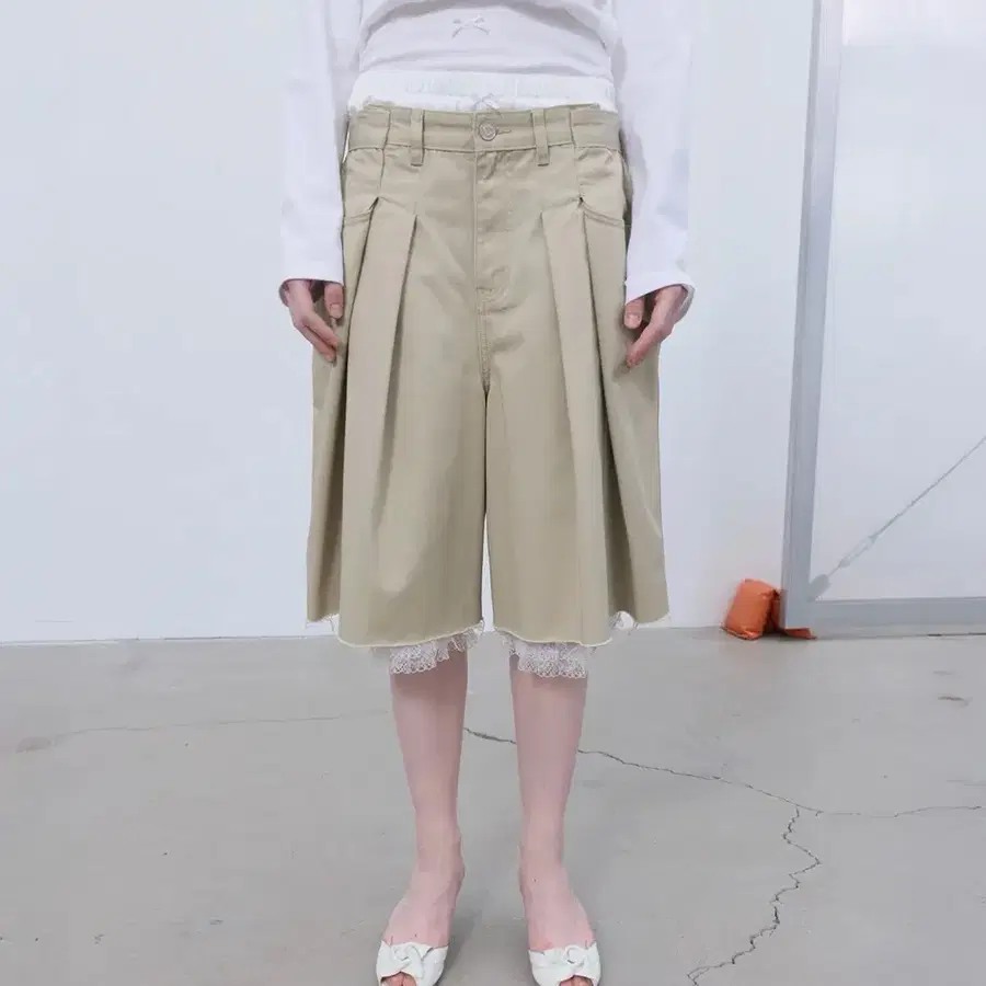 LCDC TM TUCK BERMUDA SHORTS (BEIGE)