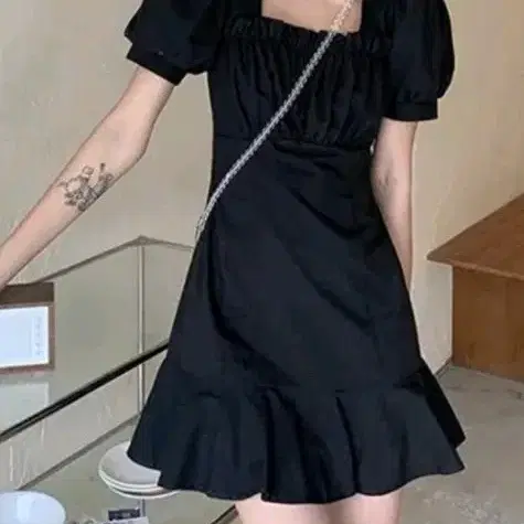 블랙 퍼프 소매 스퀘어넥 프릴 원피스새거