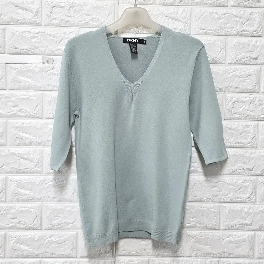 S DKNY V넥 반팔 티 E761