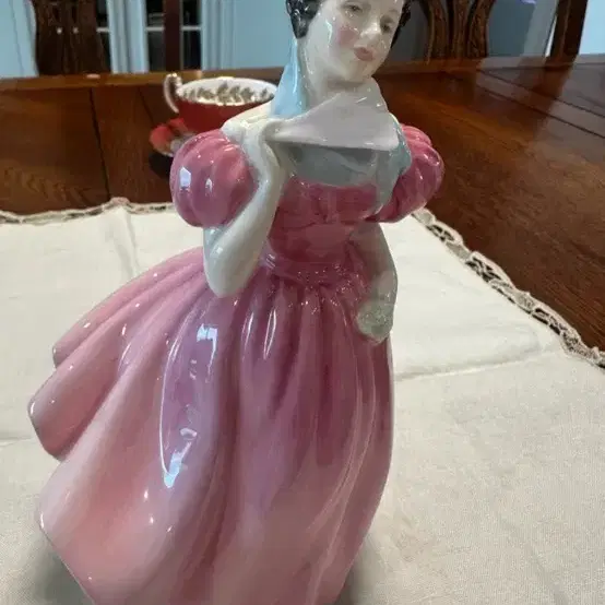 로얄덜튼(Royal Doulton)의 빈티지 피겨린 '카멜리아(Camellia, HN 2222)