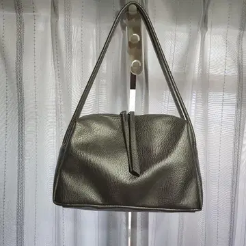 메탈릭 실버 핸드백