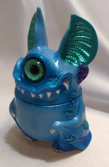 UNDEAD TOYS KAGEMARU DESIGNS 아이바트 비스트 스카이블루 라메 성형 그린 눈
