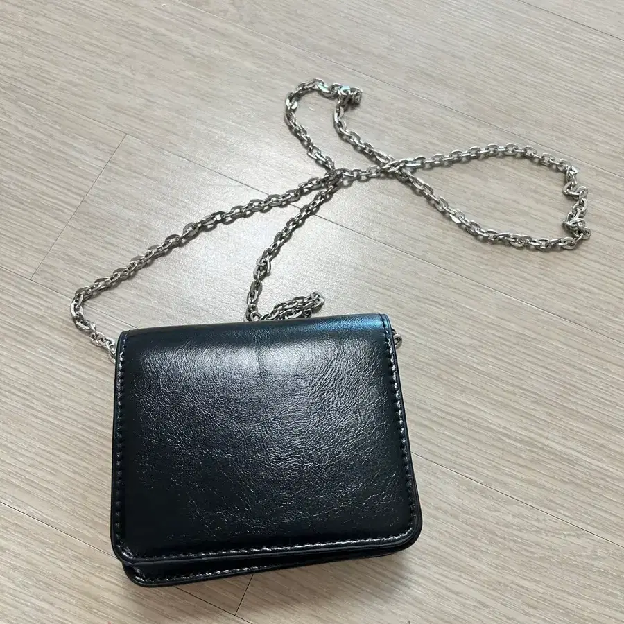 에잇세컨즈 체인 장식 블랙 월렛백