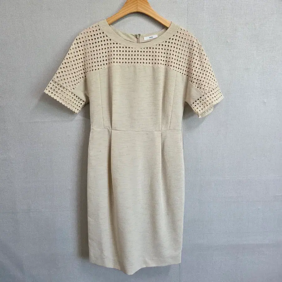 YARN 여성 베이지 펀칭 반팔 원피스 55 JJ3622