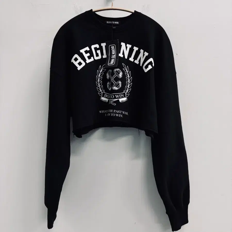 BORN TO WIN 크롭 맨투맨 블랙