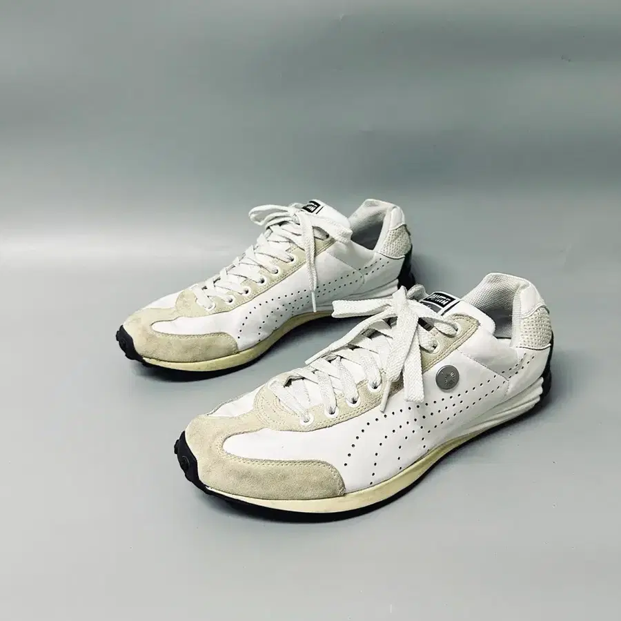 푸마 바이 미하라 야스히로(PUMA by MIHARA YASUHIRO) 화이트 스니커즈 (290 사이즈)