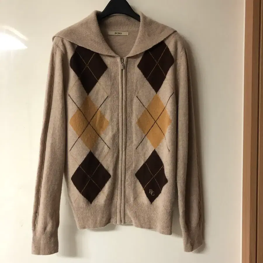 BCBG 비씨비지 23년 40만원대 아가일 세일러 빅카라 집업 가디건 올드머니룩