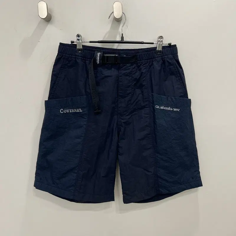 커버낫x퀵실버 데드스탁 절개 로고 하프팬츠 r4465