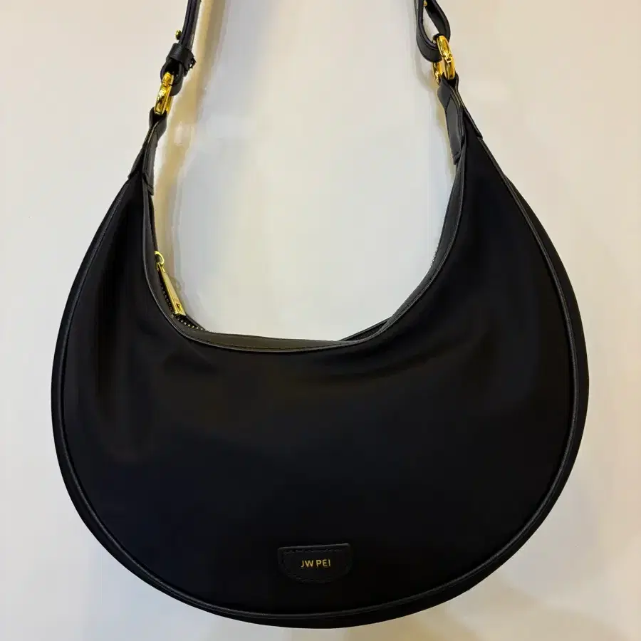 JW PEI 블랙 호보백(가로27 세로14cm)