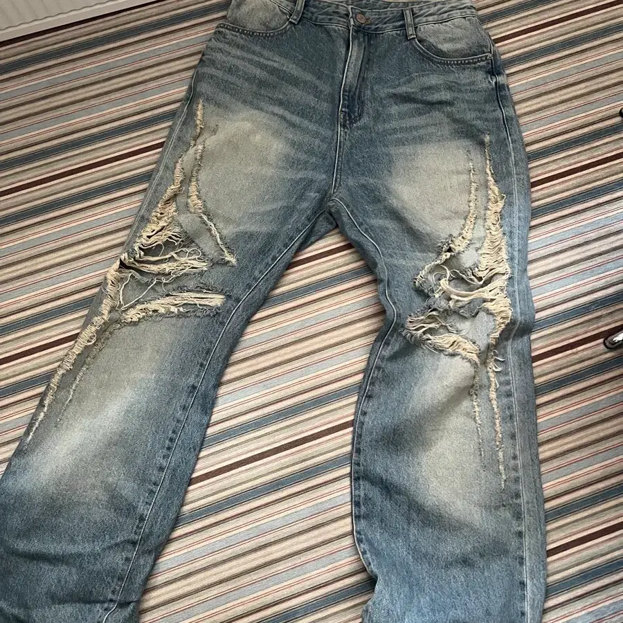 Destroyed Wide Jeans