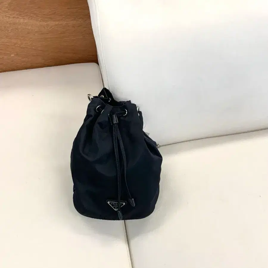 프라다 나일론 버킷 파우치 (정품)