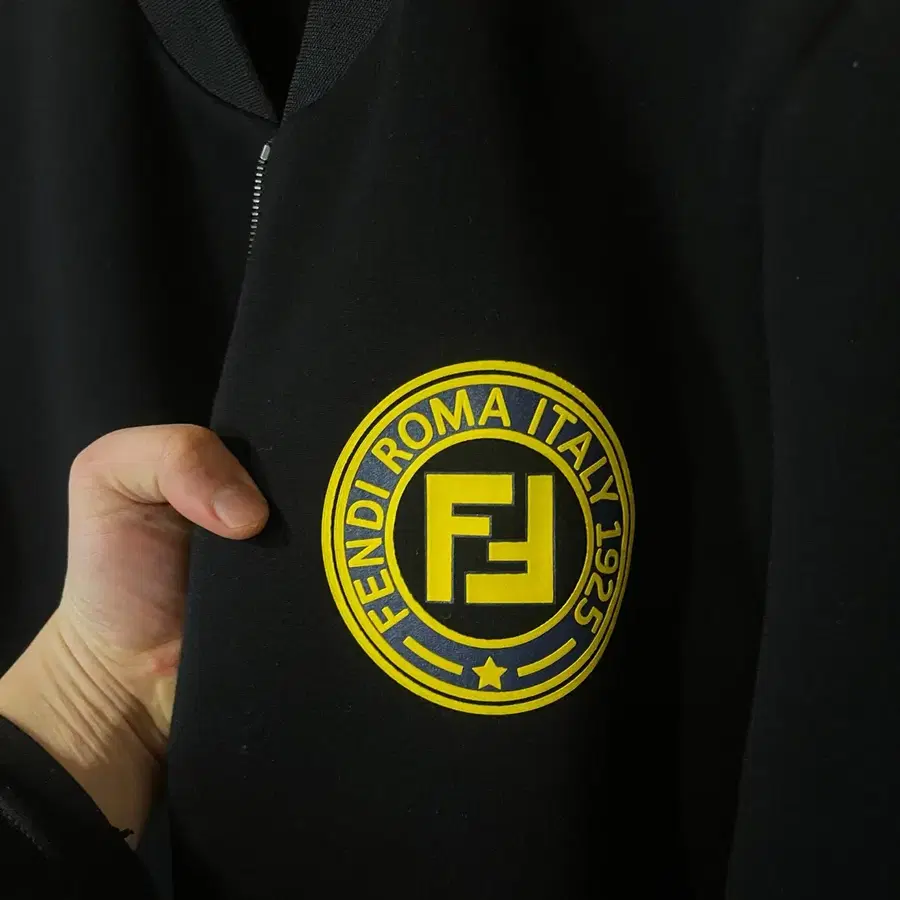 펜디 그래픽 프린트 로고 봄버 자켓 판매 합니다