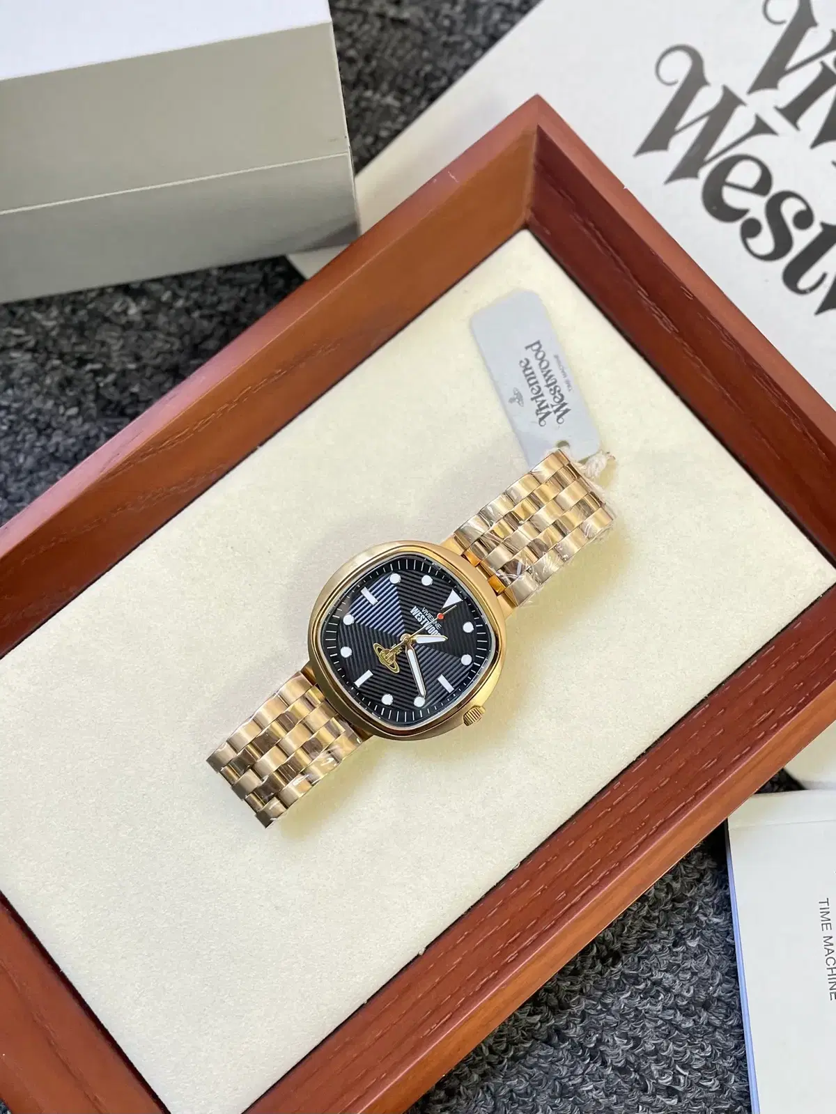 비비안웨스트우드 렉싱턴 골드 블랙 43mm