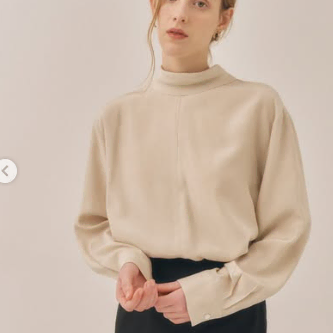 어그스트 베이지보울 리본 타이 블라우스 silky ribbon tie blouse ivory