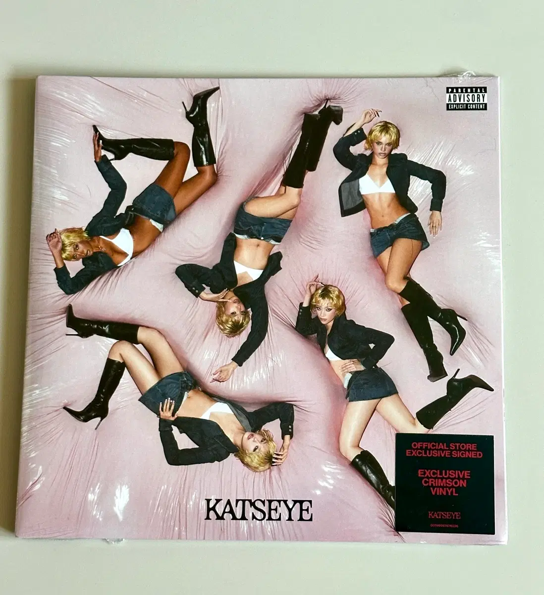 Katseye / Wild 크림슨 컬러 사인반 LP 캣츠아이