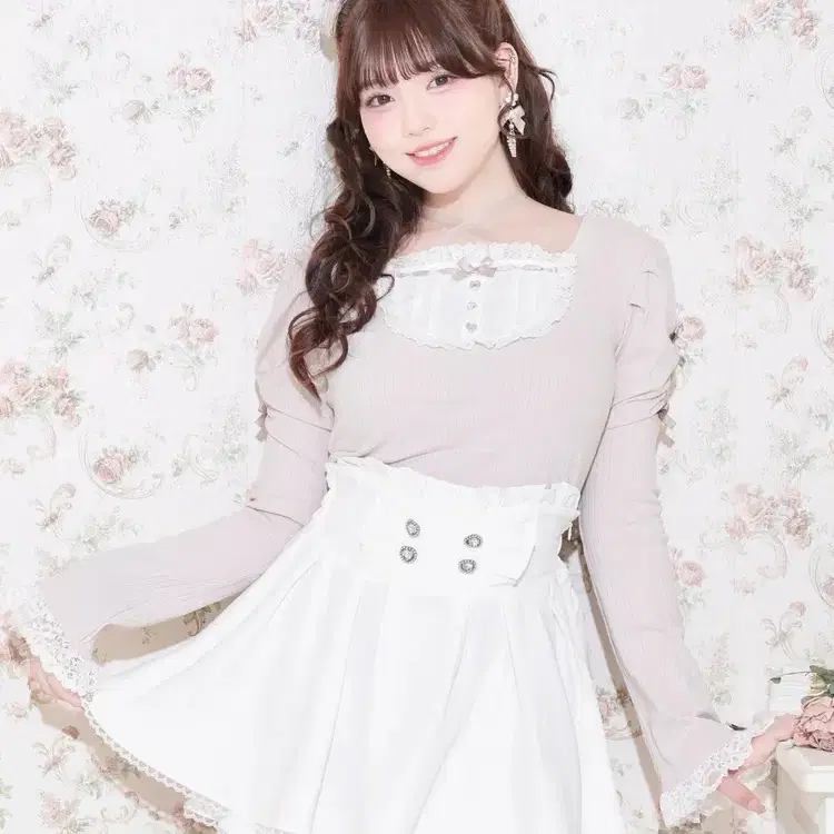 노에미 NOEMIE 백 레이스업 플레어 소매 컷소우 티셔츠
