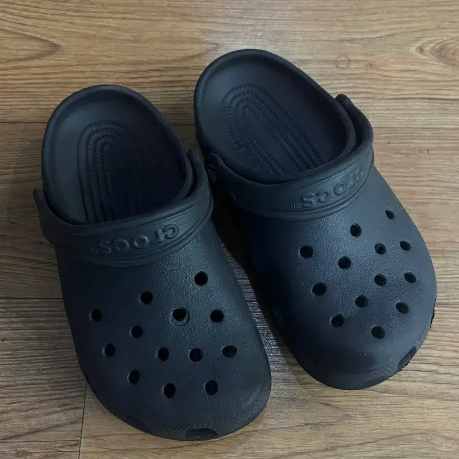 크록스 클래식 클로그 J2