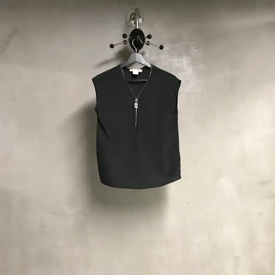 마이클코어스 슬리브리스 탑 블랙 P(W)