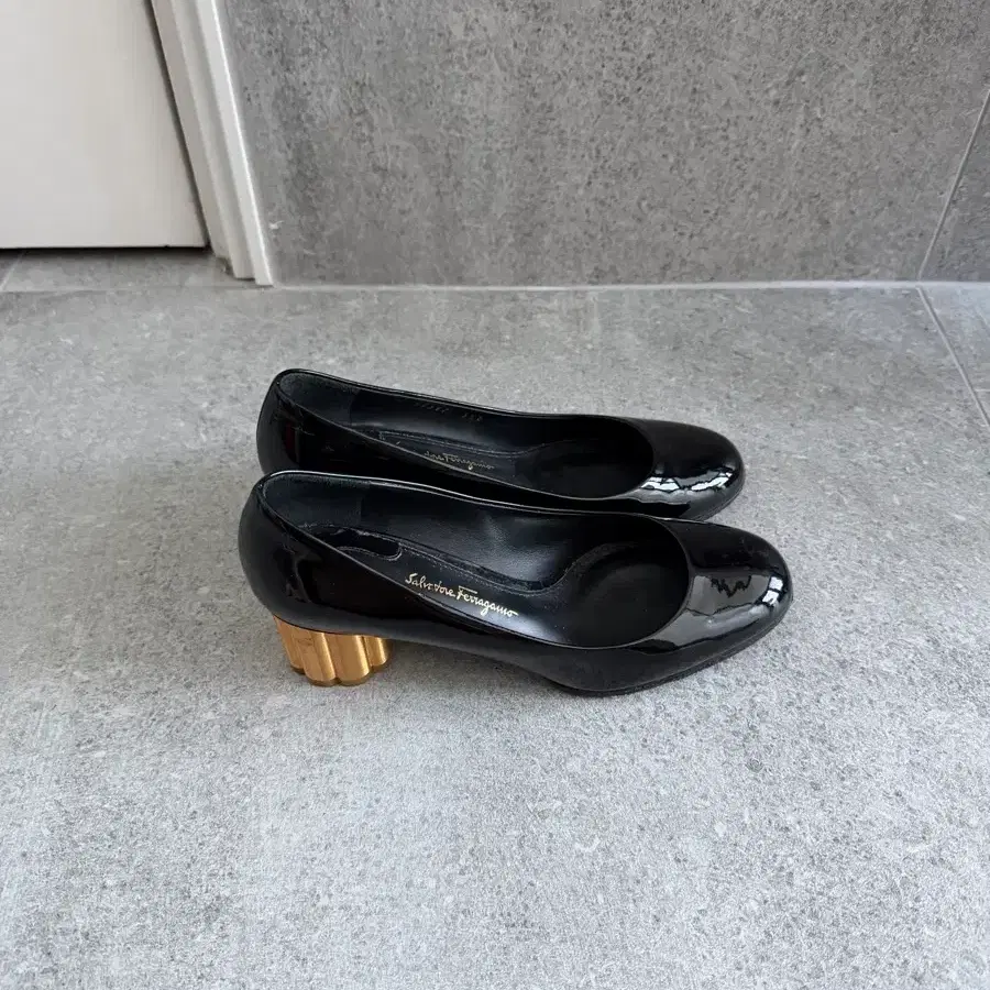 페라가모 블랙 에나멜 힐