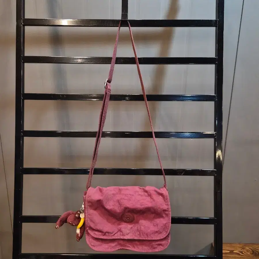 [FREE] 키플링 KIPLING 나일론 플랩 크로스백 버건디 2.9
