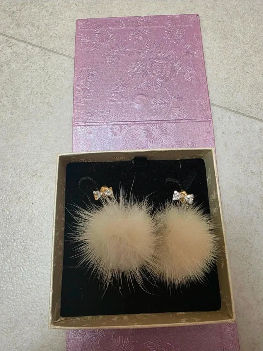 리본 큐빅 밍크 귀걸이
