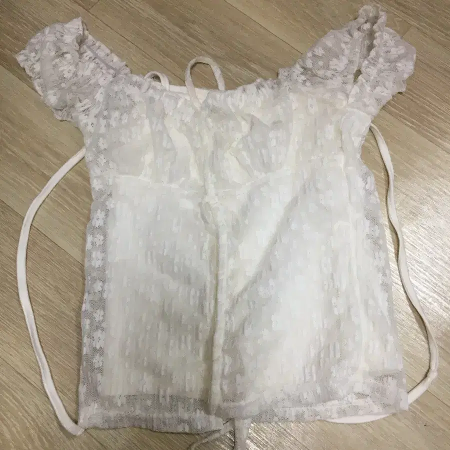 화이트 레이스 오프숄더 블라우스