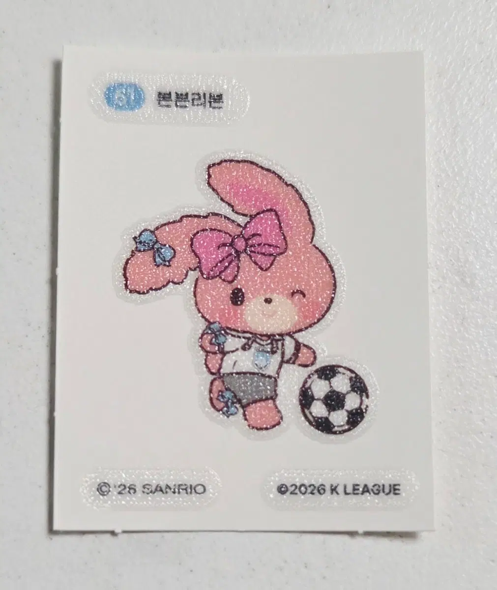 산리오 캐릭터즈 태닝 띠부씰 스티커 본본리본 61번 세븐일레븐 k리그 축구 굿즈