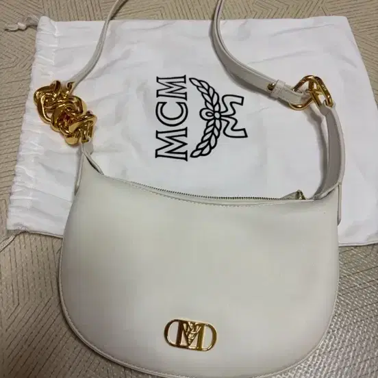 MCM 화이트 하프문 숄더백 토트백 정품