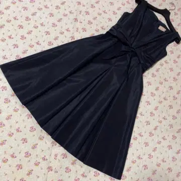 시빌라 M 허리 리본 타프타 슬리브리스 원피스 블랙 DMW