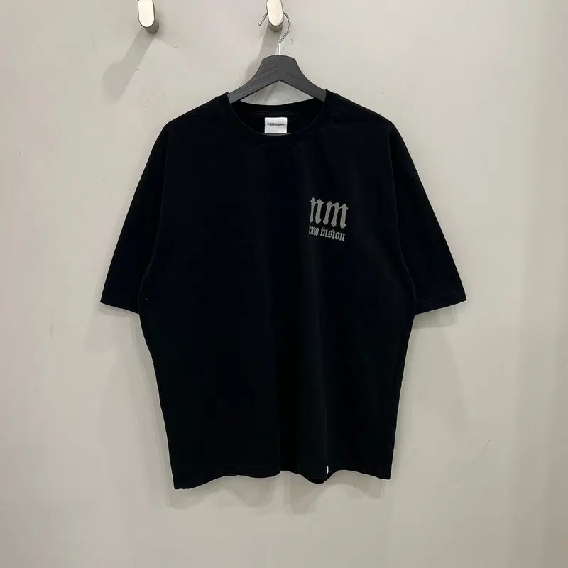 노메뉴얼 백프린팅 반팔티 r4471
