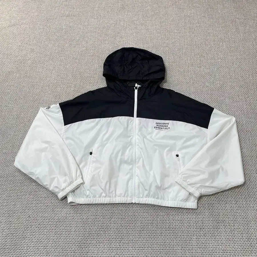 L 데상트 여성 크롭 바람막이 23SS B.5245