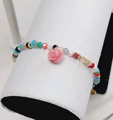 여러 컬러 비즈 팔찌