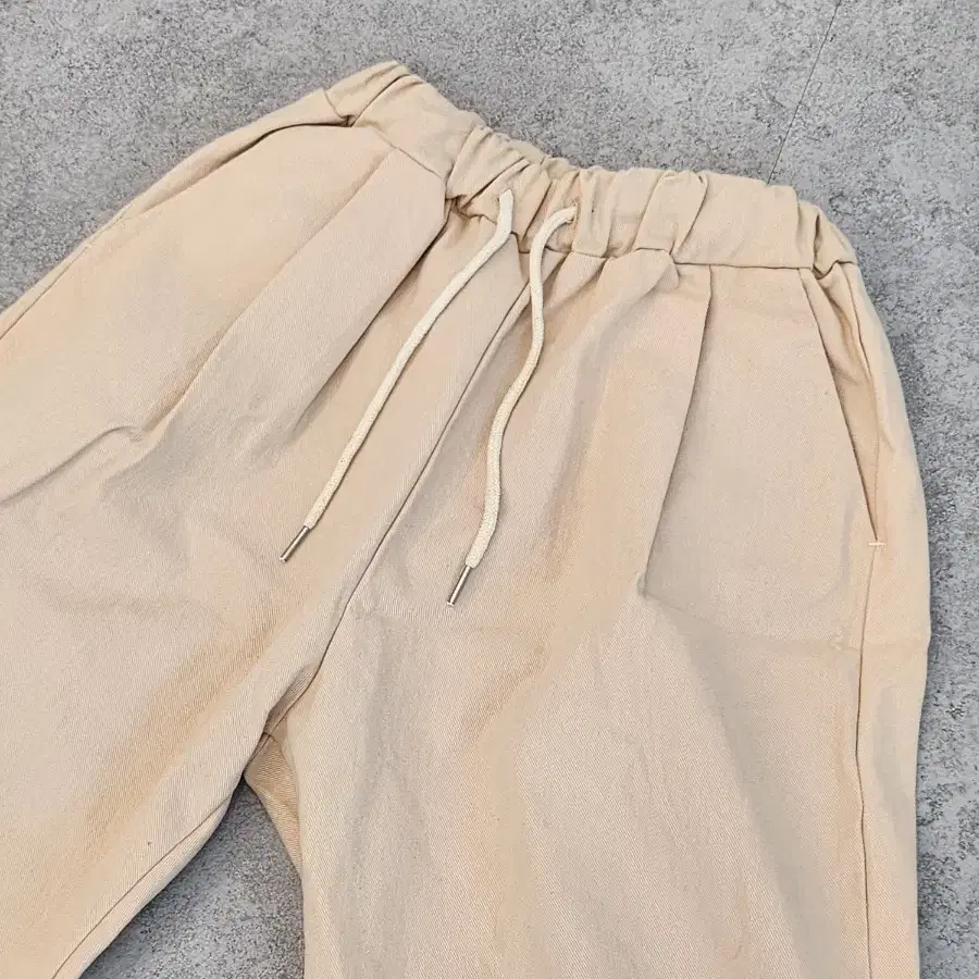 베이지색 면바지 핀턱 와이드팬츠