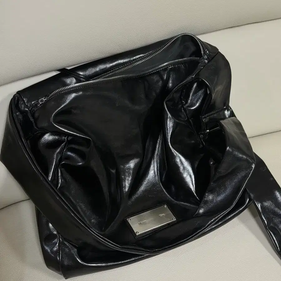 마뗑킴 가방 엠보스드 로고 레더 숄더백 (단종)