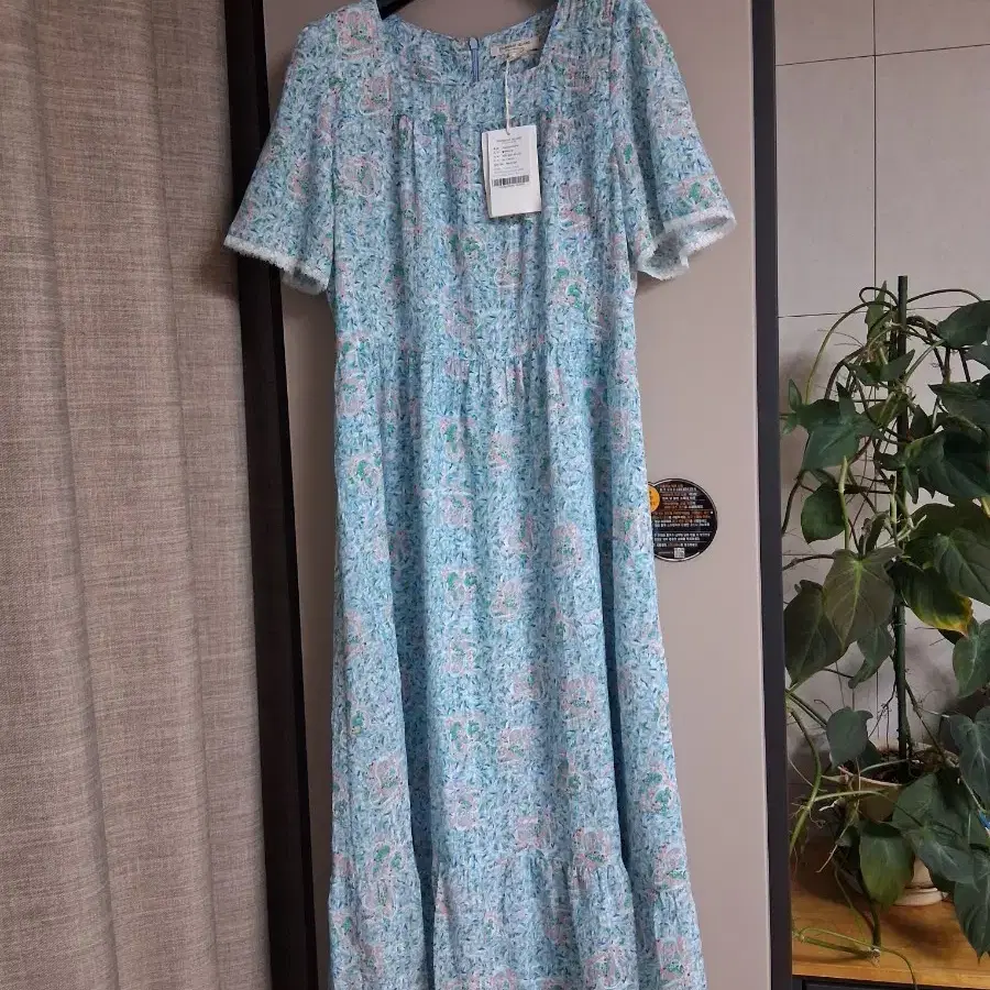 써스데이아일랜드 스퀘어넥 원피스