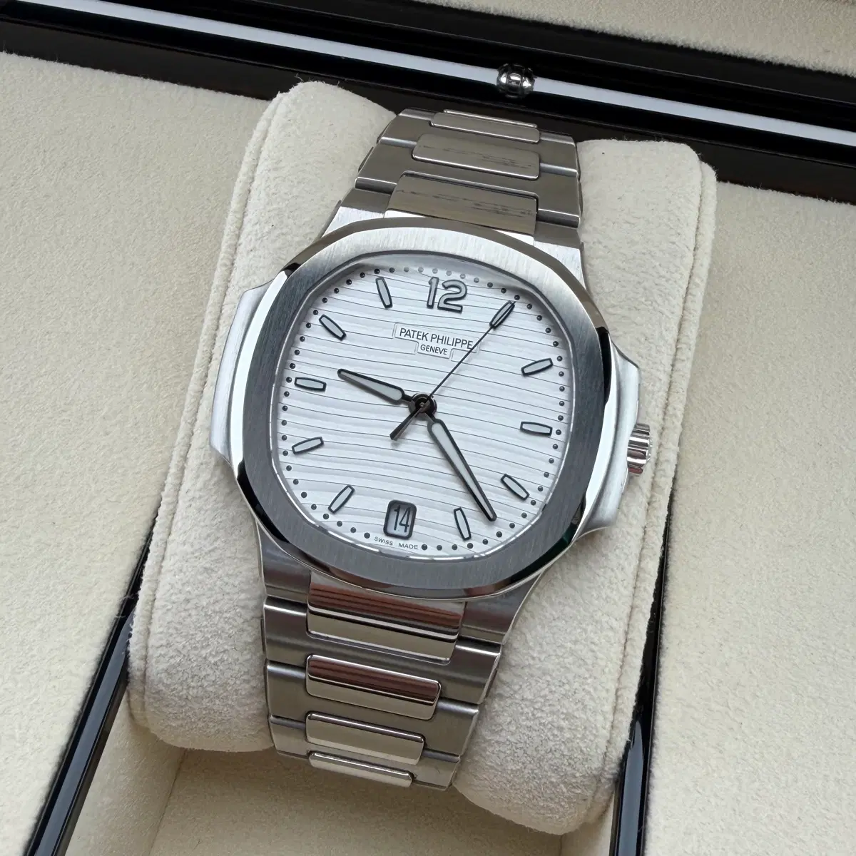 파텍필립 노틸러스 7118/1A-010 화이트 다이얼 35.2mm - 2022년식